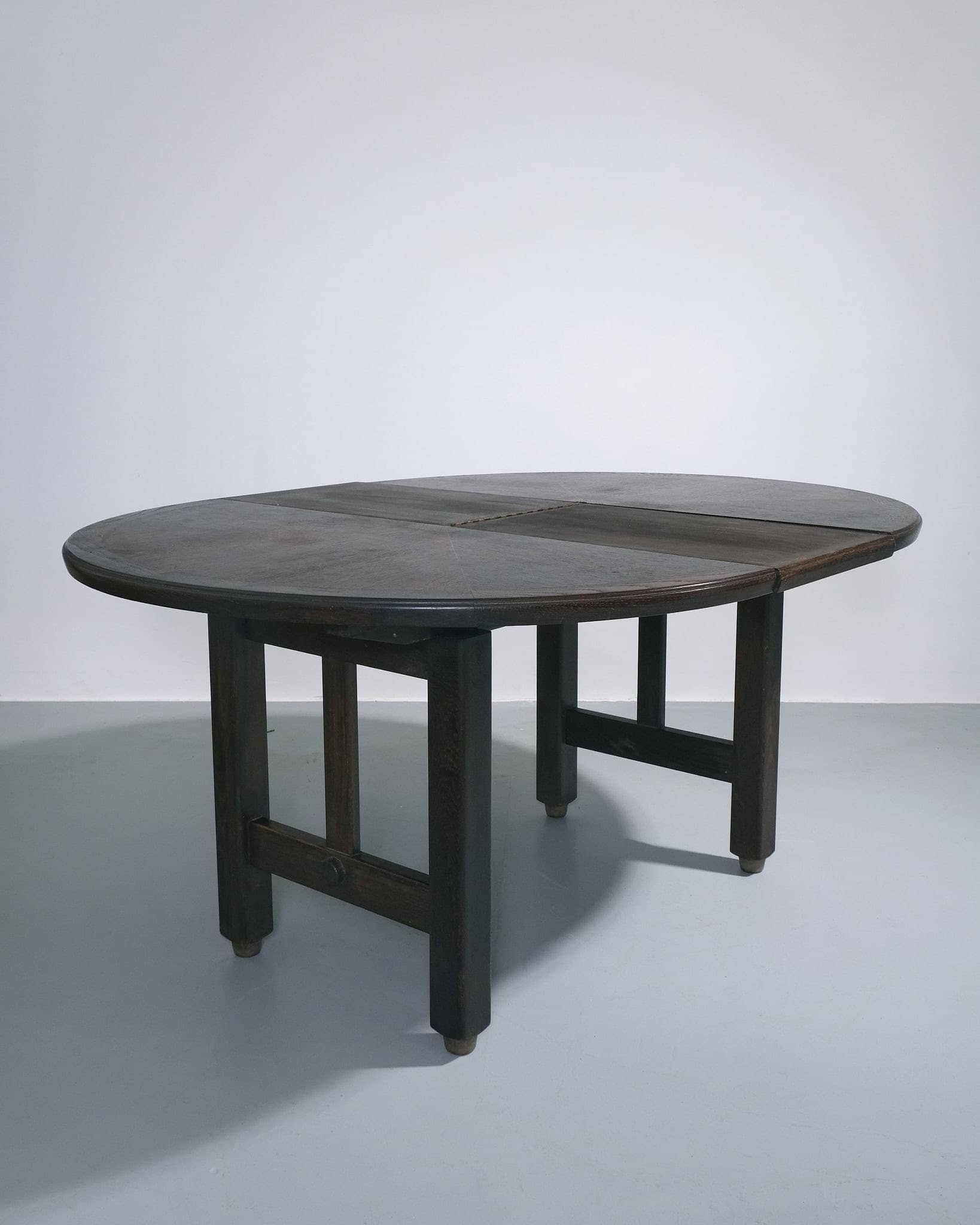 Circular-top Extendable Dining Table