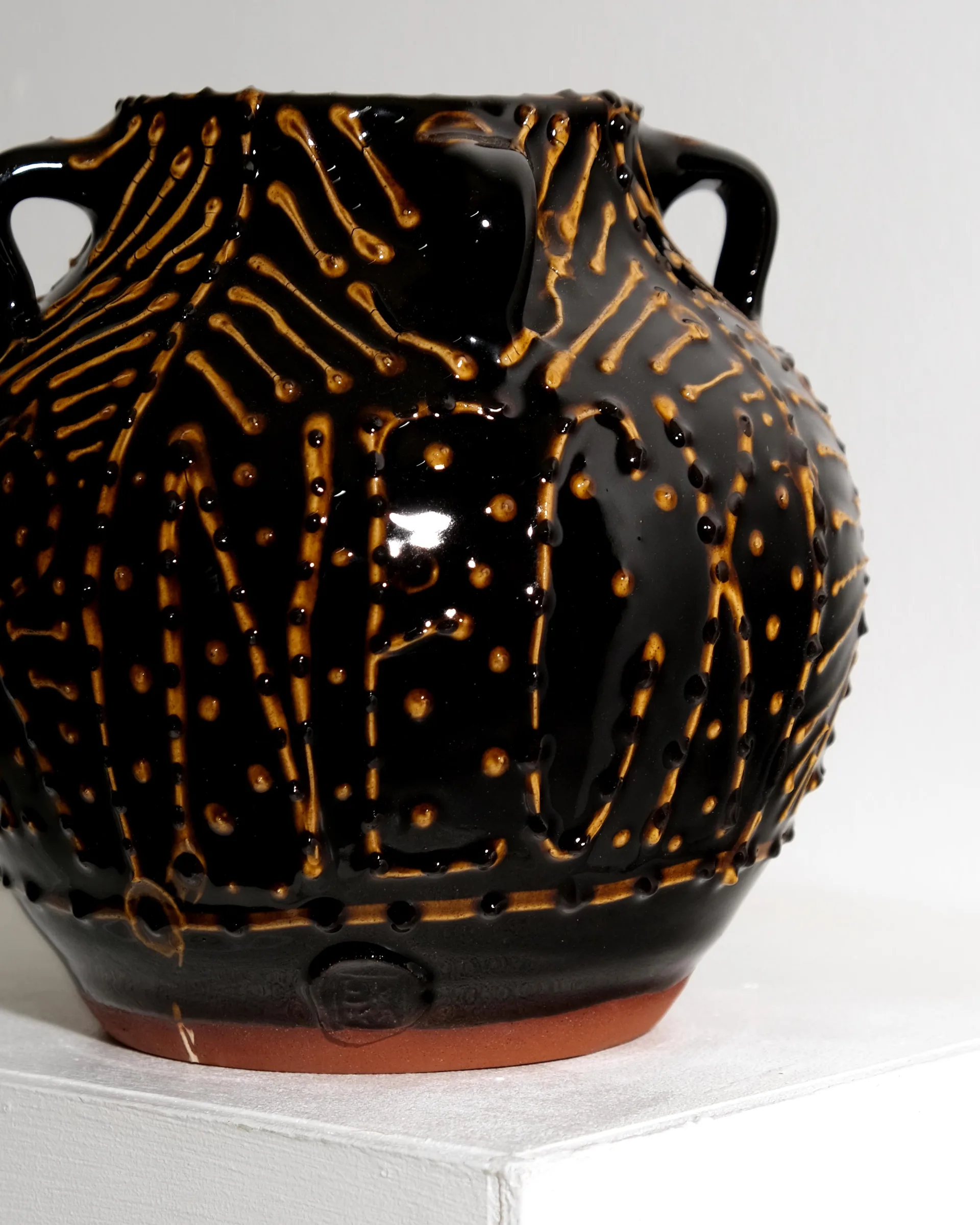 Large pot with 'wind your neck in' slip trailed design