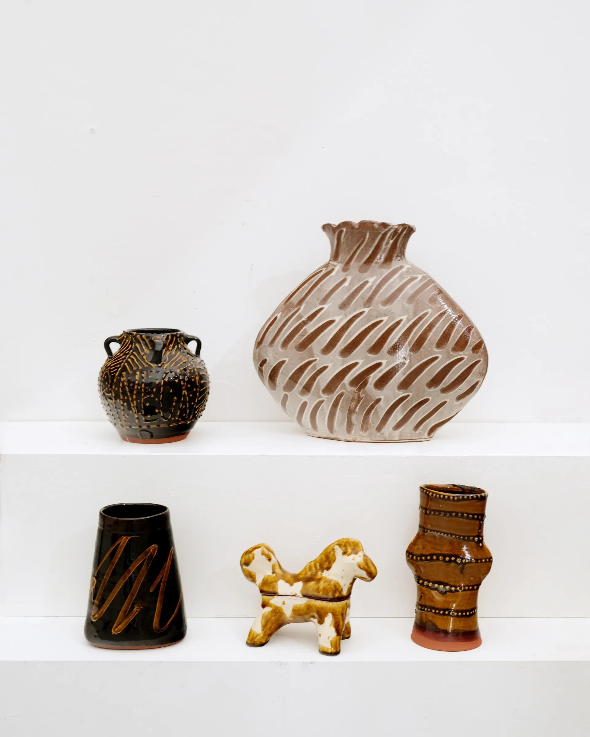 Large pot with 'wind your neck in' slip trailed design
