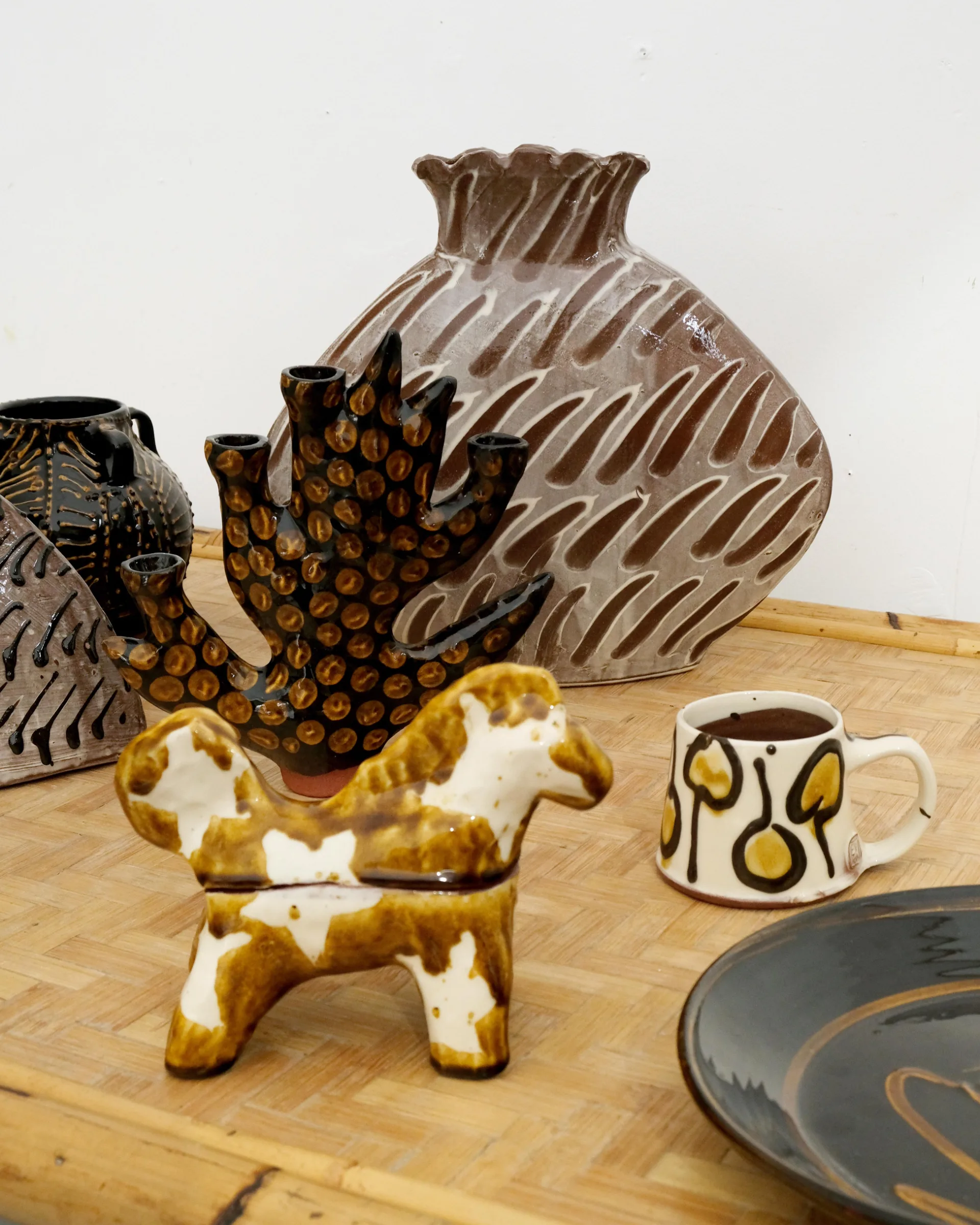 Large pot with 'wind your neck in' slip trailed design