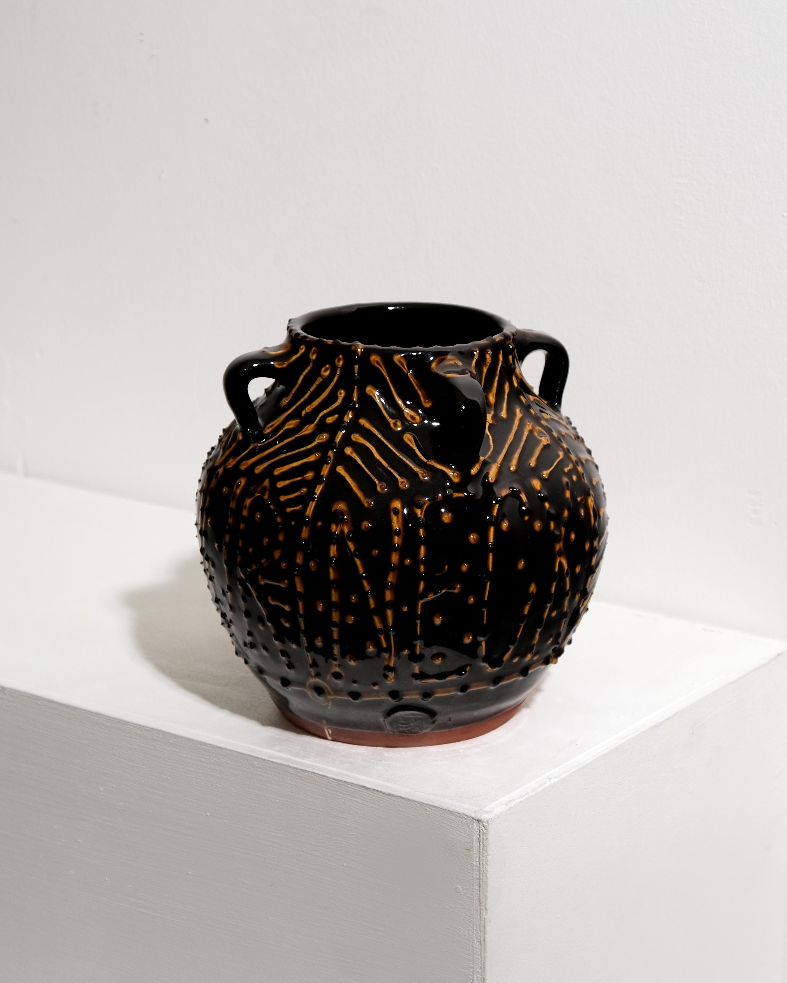Large pot with 'wind your neck in' slip trailed design