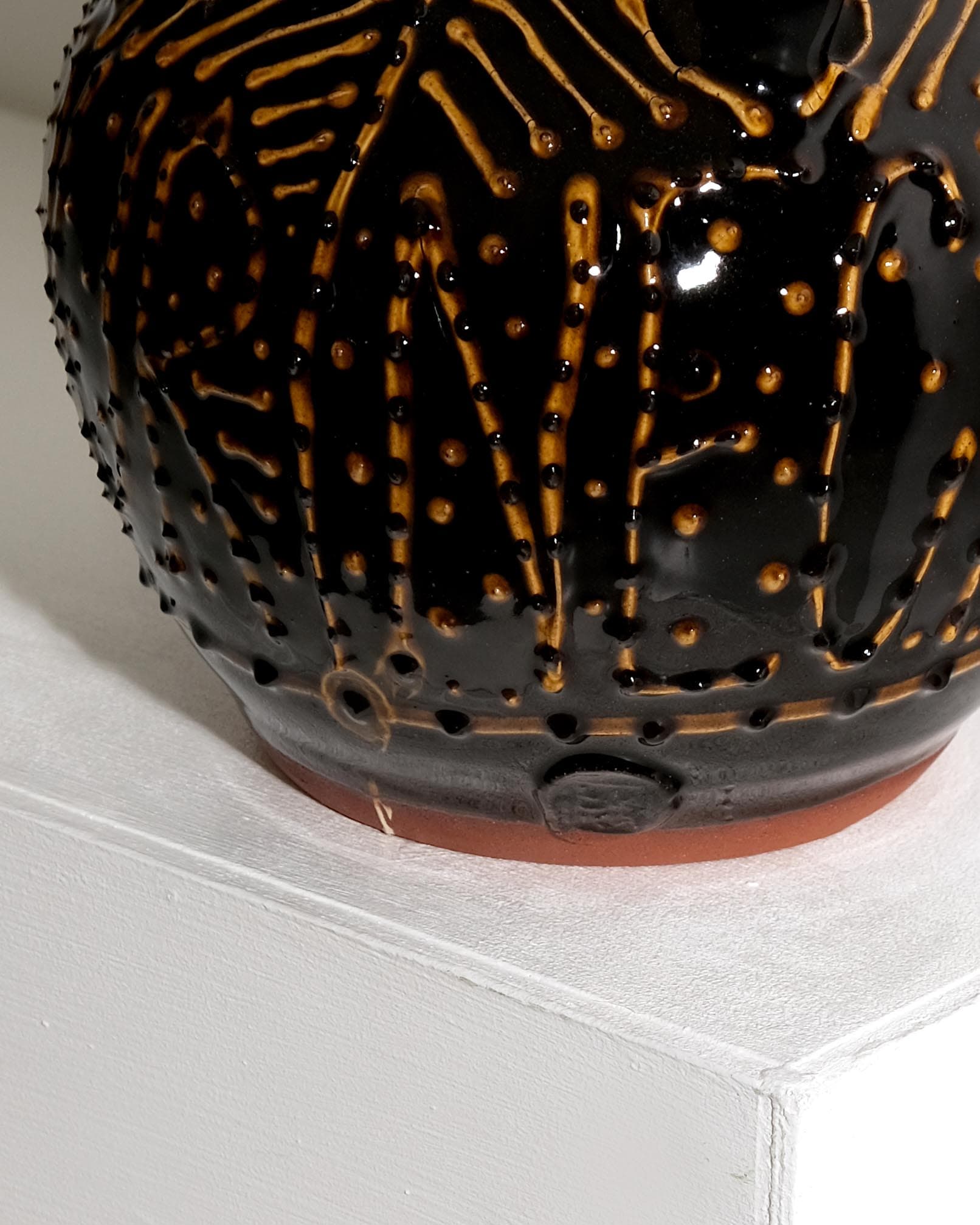 Large pot with 'wind your neck in' slip trailed design