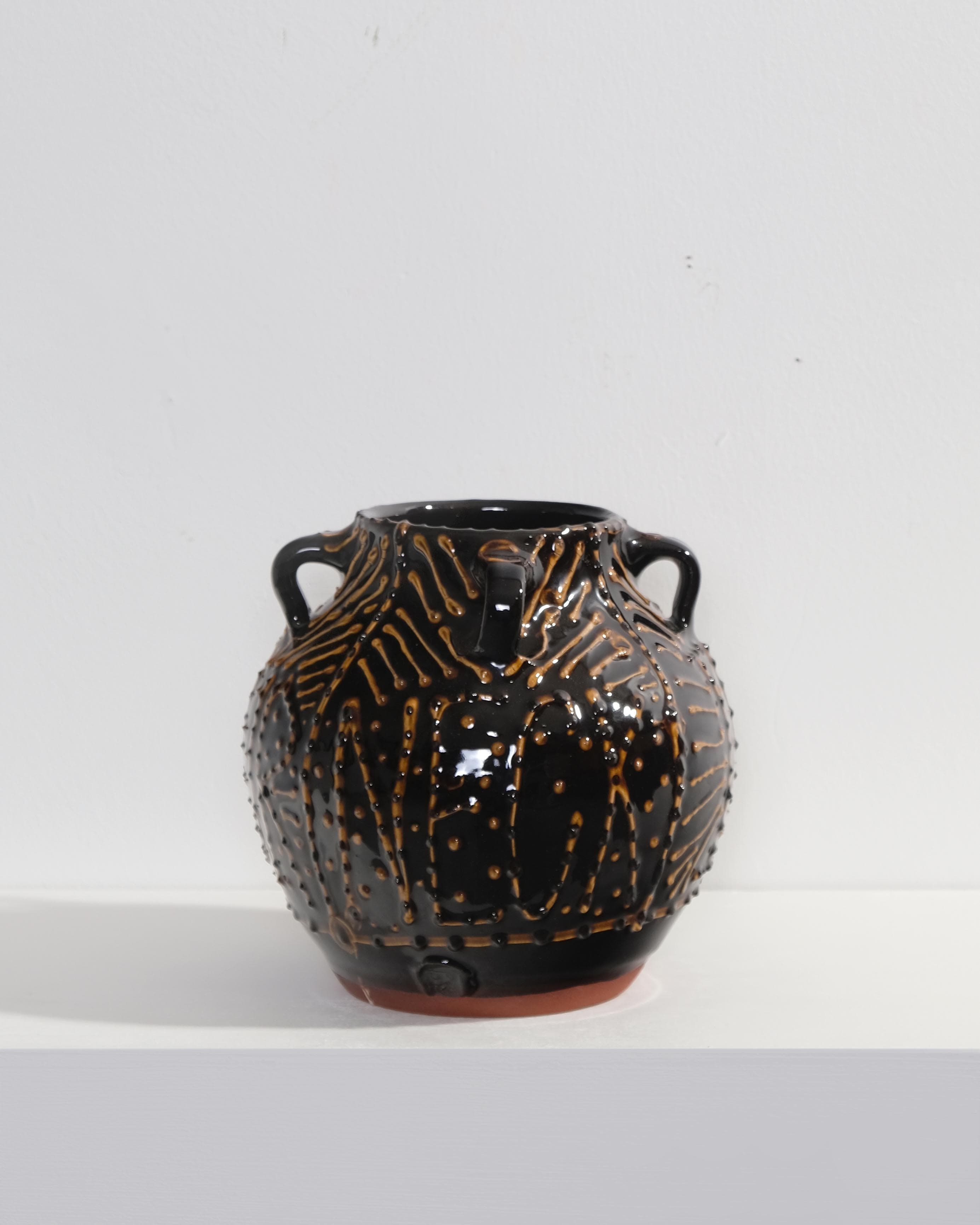 Large pot with 'wind your neck in' slip trailed design
